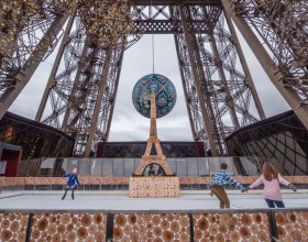 Pista de hielo en la primera planta de la Torre Eiffel.